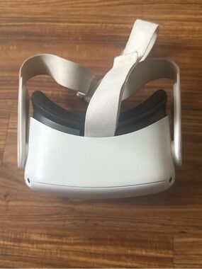 Oculus Standalone VR Headset in White with Black Face Padding